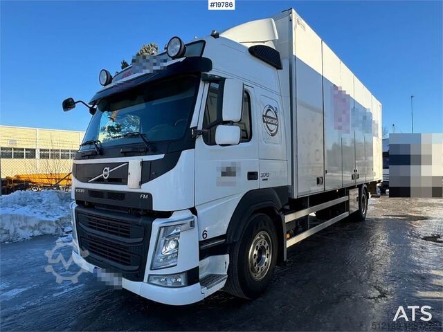 Чемодан Volvo FM370 box truck w/ full side opening and lift. WAT