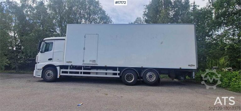 Чемодан Mercedes-Benz Actros 2551 6x2 Box Truck w/ fridge/freezer unit.