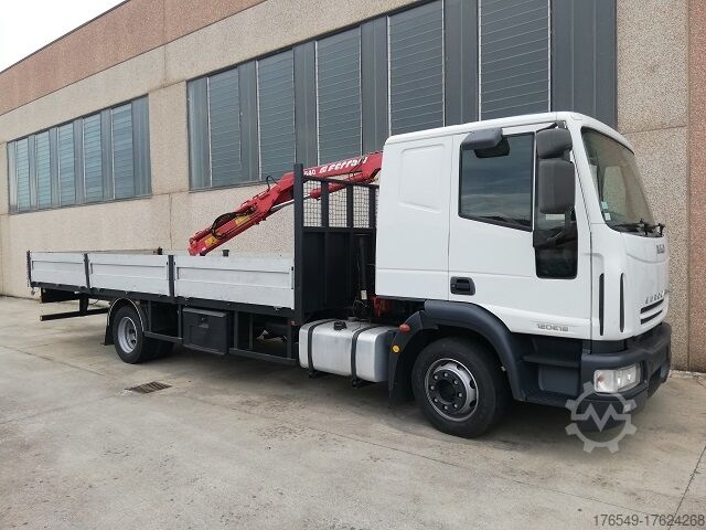 Грузовик с краном и неподвижной платформой Iveco 120E18