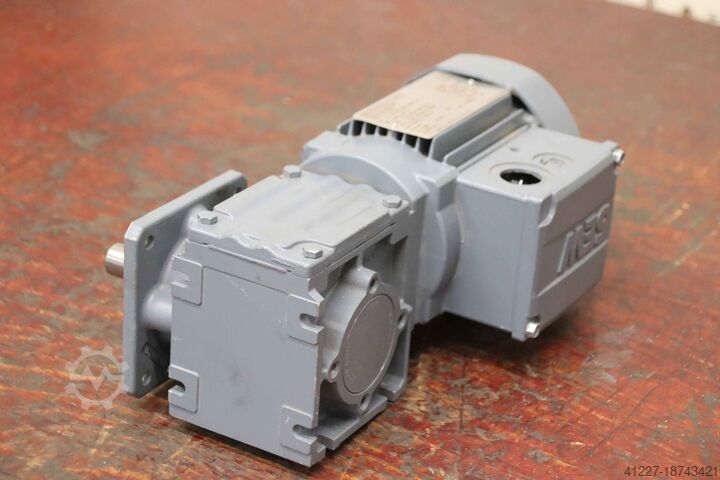 Мотор-редуктор 0,09 кВт 22 об/мин SEW-Eurodrive WF10 DT56M4