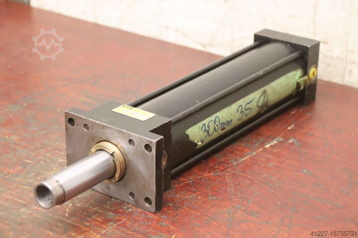 Гидравлический цилиндр Parker J-3LRLS33M  Hub 300 mm