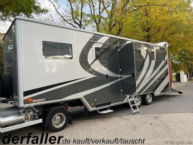 Полуприцеп для перевозки скота Blomenröhr / Niehoff 4-5 Pferde und Wohnung