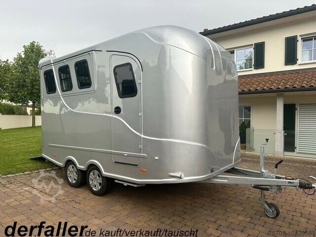 Прицеп для перевозки скота  Steinsberger 3 Pferdeanhänger mit Bett