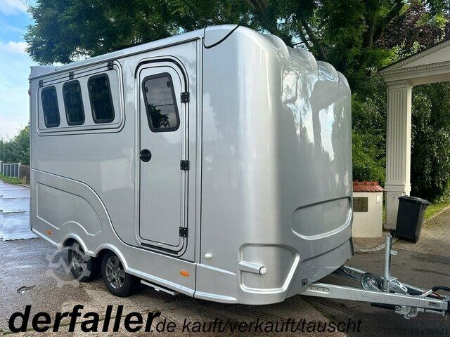 Прицеп для перевозки скота  Steinsberger 3 Pferde mit Bett Modell derfaller