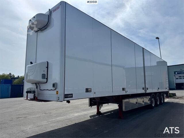 Полуприцеп Limetec Cabinet со стрелами и боковым проемом. Limetec Cabinet semi-trailer w/ Booms and side opening.