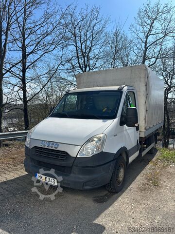 Транспортер с бортовой платформой и брезентом Iveco 120 Daily