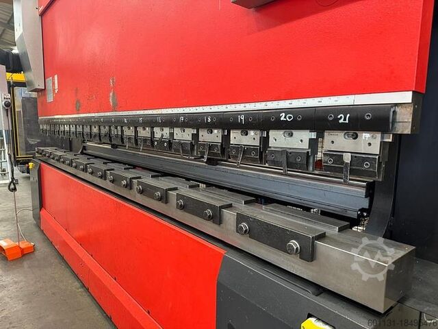 2011 Amada HFE M2 2204 8-осевой гидравлический листогибочный пресс Amada HFE M2 2204 8 Axes Hydraulic Press Brake