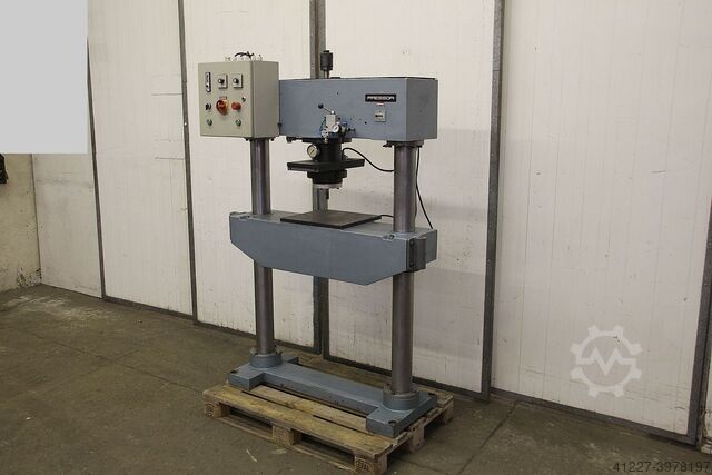 Печатно-тиснильно-штемпелевальная машина (неисправна) Pressor P18