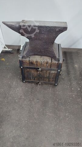 Наковальня кузнеца с деревянным основанием UNBEKANNT Amboss 200 kg