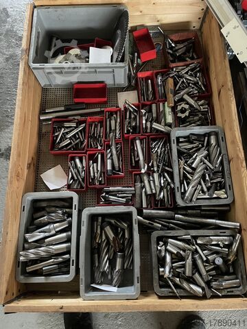 Прицеп с бортовой платформой и брезентом HSS Bohrer Gewindeschneider Bohrer Gewindeschneider Fräzer