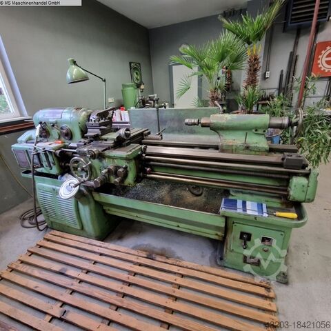 Токарно-центровой станок и токарный станок с подающим шпинделем TOS SV 18R