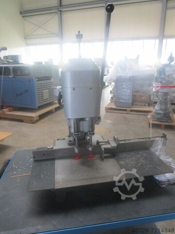 ДВУХШПИНДЕЛЬНЫЙ СВЕРЛИЛЬНЫЙ СТАНОК AEG ADEB71K4R3