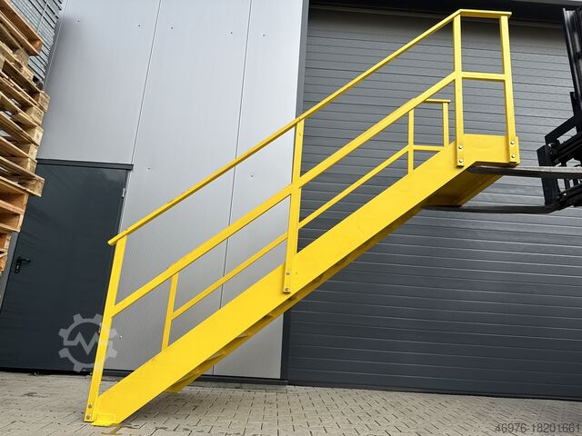 Ступенчатая лестница на стальном подшипнике Lagertreppe Stahltreppe Geschosshöhe: ca. 2.000 mm