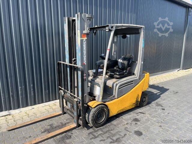 Электрический 4-х колесный вилочный погрузчик Jungheinrich EFG320