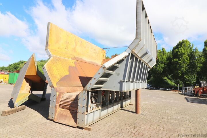 Загрузочный бункер пластинчатого конвейера Leitner Aufgabebunker