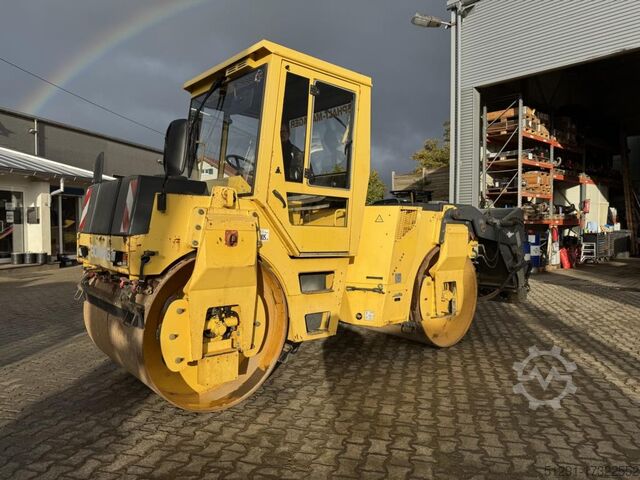 Однобарабанный компактор Bomag BW144 AD-2 mit Splittstreuer BS180