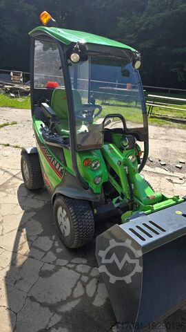 Погрузчик во дворе Avant Tecno Avant 225