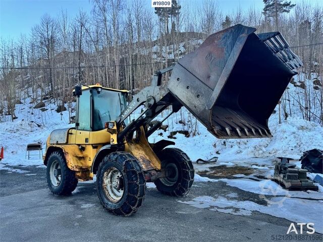 Колесный погрузчик Volvo L45B wheel loader w/ Bucket and Pallet Forks.