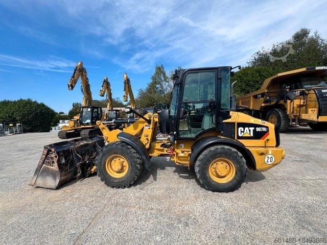 Погрузчик с колёсным шасси CATERPILLAR 907 H2