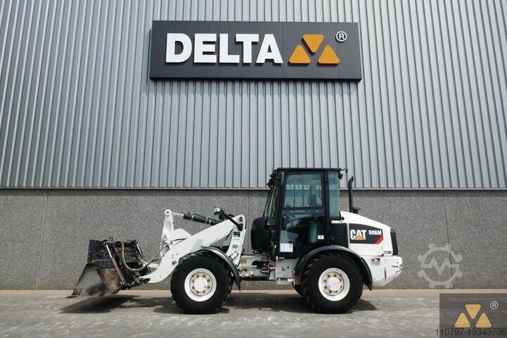 Колесный погрузчик Caterpillar 906M