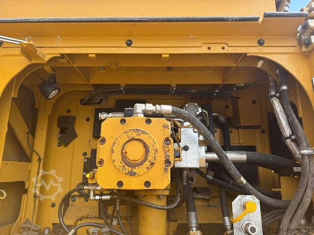 Гусеничный экскаватор Caterpillar 390FL ME