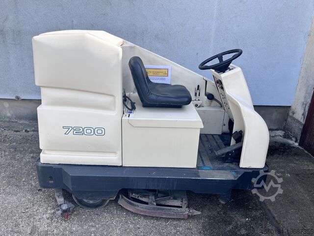 самоходная поломоечная-сушильная машина (ride-on) Tennant 7200