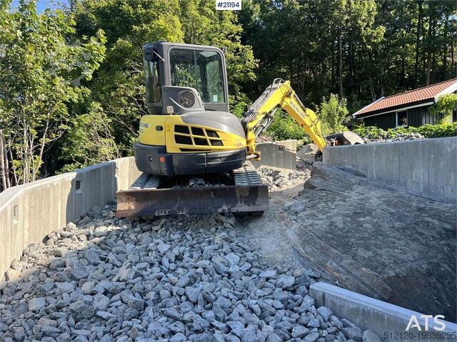 Гусеничный экскаватор New Holland E55B excavator w/ digging bucket, sanding bucket,