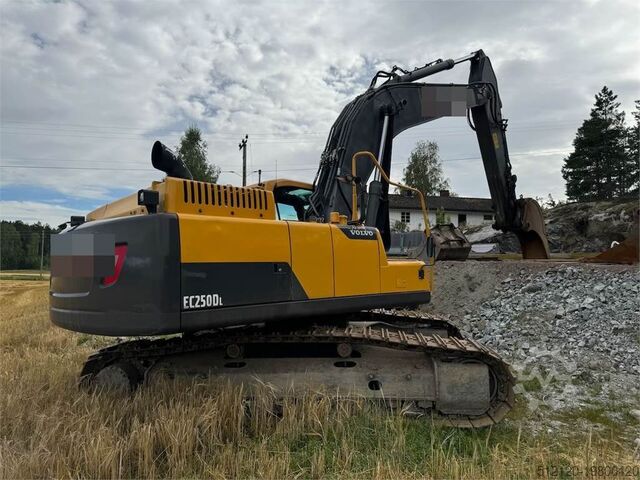Гусеничный экскаватор Volvo EC250DL Crawler excavator w/ bucket. Replaced chas