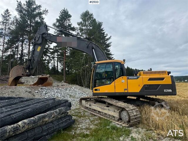 Гусеничный экскаватор Volvo EC250DL Crawler excavator w/ bucket. Replaced chas