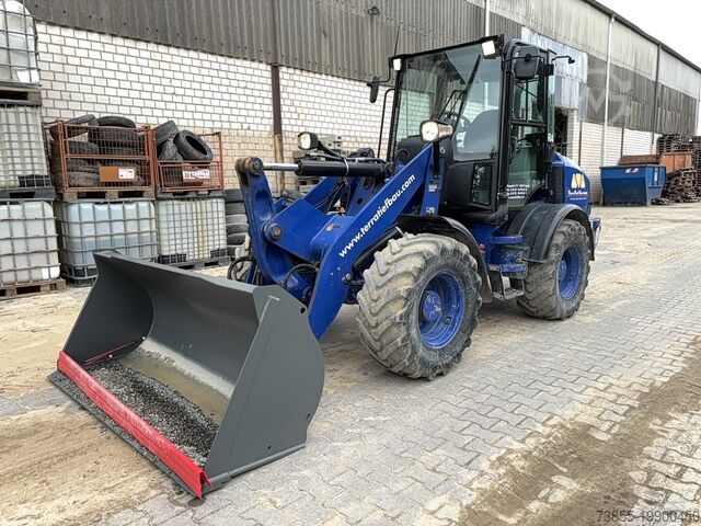 Колесный погрузчик Caterpillar 908M