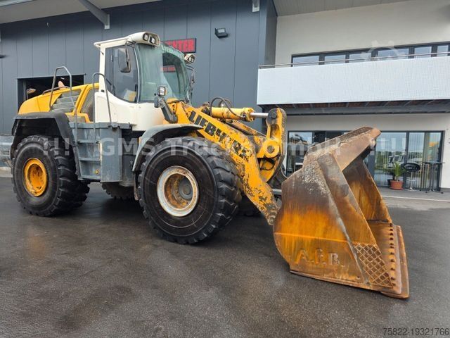 Погрузчик с колёсным шасси LIEBHERR L 576 2+2 / German / Waage / Klima / ZSA