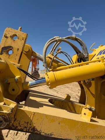 Нивелировочная машина Komatsu D155A-6R (4 pieces available in Abu Dhabi)