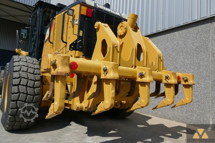 Грейдер Caterpillar 160M AWD