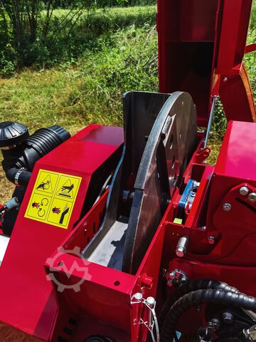 Измельчитель мощностью 35 л.с. с дорожной лицензией Brugger HX16 Pro Benzin-Holzhächsler