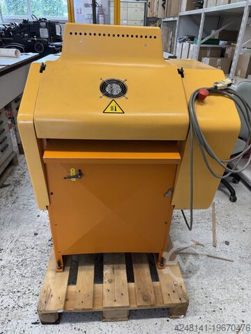 Сварочный аппарат горячим воздухом для швов коробок из полипропилена. SOCIETE FOZMFIL TH. M . S. 3000