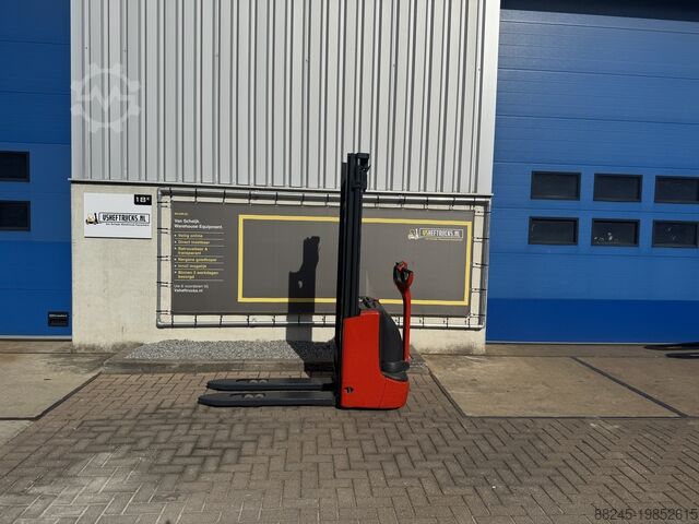 VS-22332 Электрический компактный штабелер Linde L 12, высота подъема 3 324 мм LINDE L 12