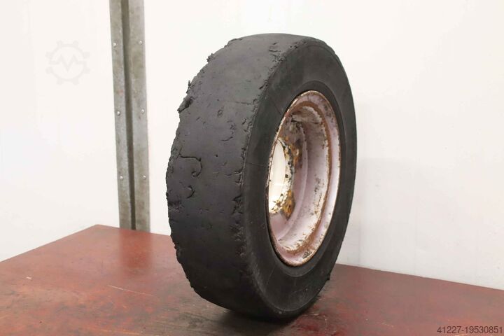 Цельнолитые резиновые шины 2 шт. Continental 7.00-12  SC 10  RIM 5.00 S