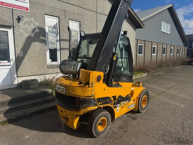 Вилочный погрузчик с телескопической стрелой JCB TLT30D 3 ton diesel.