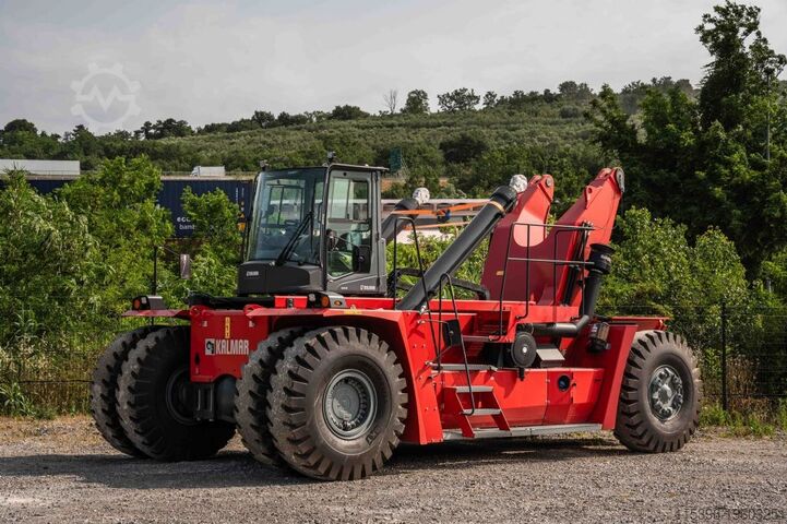 Ричстакер с полным контейнером Kalmar DRG450-60S5M