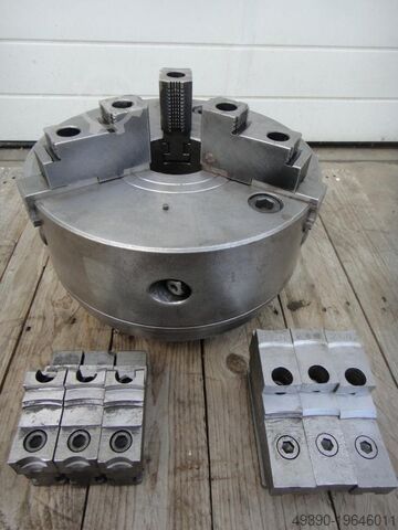 Трехкулачковый клиновой патрон, предположительно RÖHM или SCHUNK; конструктивно аналогичен Forkardt  SMW, RÖHM oder SCHUNK Ø 318