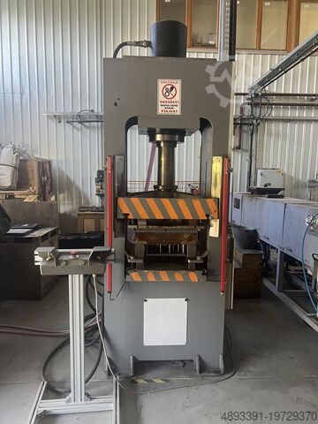 Гидравлический пресс Baliv Hungary D2430