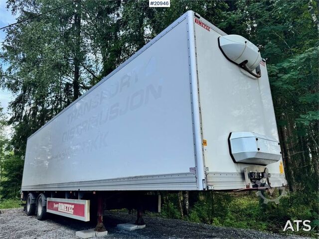 Раздвижные брезентовые навесы Limetec 2 axle City trailer w/ full side opening.