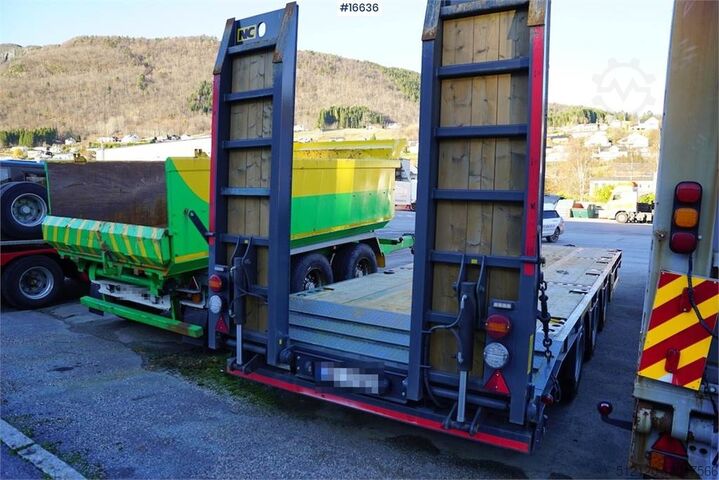 Низкий погрузчик NC 3 axle machine trailer that is little used