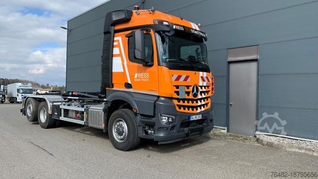 Крюковой мусоровоз MERCEDES-BENZ Arocs 2551 L Abrollkipper mit HAD, gelenkter lif