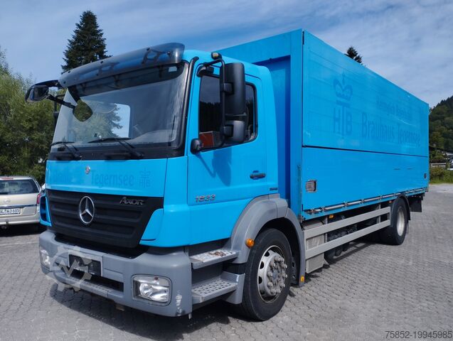 Грузовик с надстройкой для напитков Mercedes-Benz 1833 L Axor Getränkefahrzeug Ladebordwan