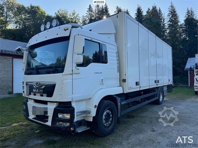 Чемодан MAN TGM 4x2 Box truck w/ full side opening and lift. W