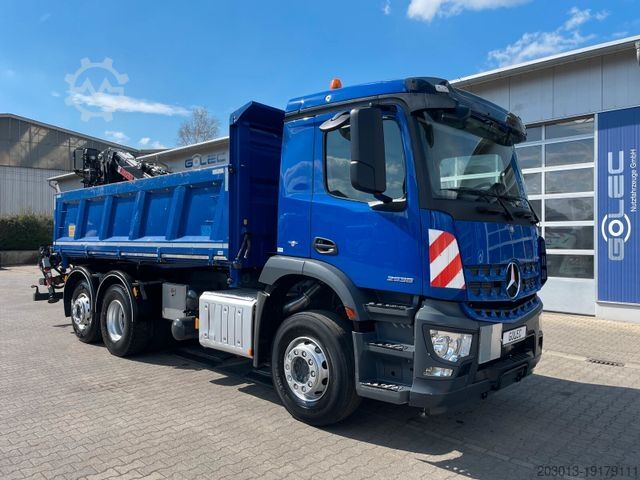 Кран-манипулятор на шасси грузовика MERCEDES-BENZ AROCS 2536 6x2*4 Kipper Kran HIAB