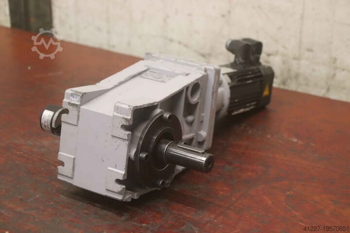 Сервомотор с редуктором 0,54 кВт Lenze MDSKS036-23  GKR04-2 N SAR