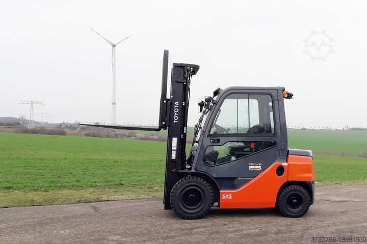 Дизельный вилочный погрузчик Toyota 52-8FDF25