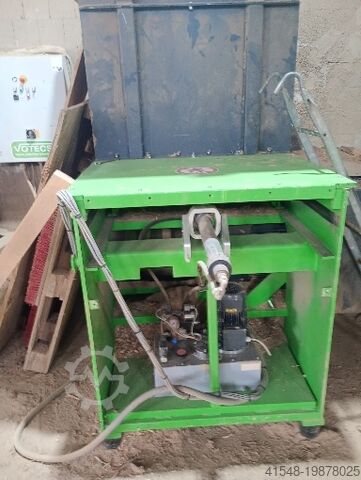 Дробилка древесины с подъемным конвейерным ремнем. Votecs EZ 10 - 2